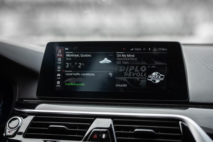 Детали интерьера BMW M550i xDrive Sedan (G30) 2017 года  (NA) (фото 12 из 16)